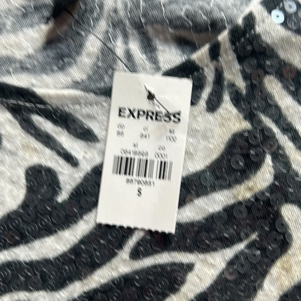 6️⃣for $3️⃣0️⃣‼️ Zebra Top from Express NWT - Picture 5 of 5